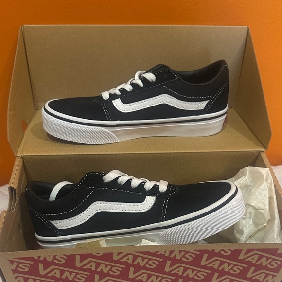 NEW KIDS Vans Classic Black and White Low-Tops size 1 - Picture 5 of 6